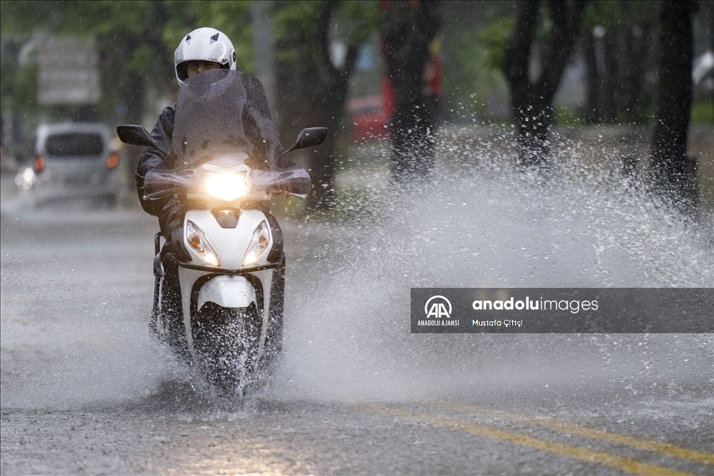 Başkentte kuvvetli sağanak etkili oluyor