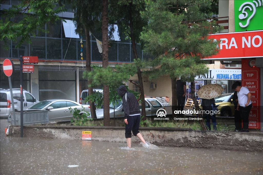 Başkentte kuvvetli sağanak etkili oluyor
