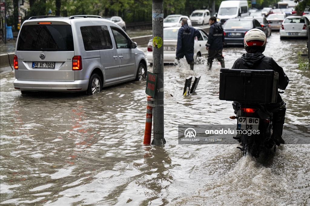 Başkentte kuvvetli sağanak etkili oluyor