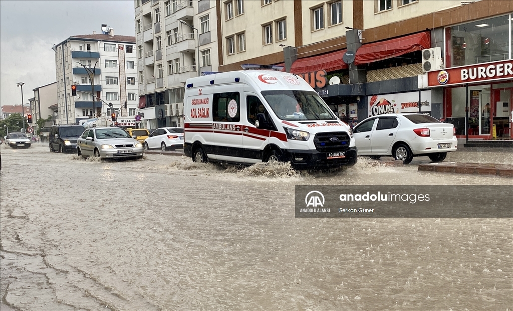 Kırşehir'de sağanak hayatı olumsuz etkiledi