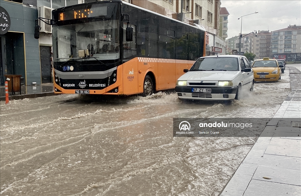 Kırşehir'de sağanak hayatı olumsuz etkiledi