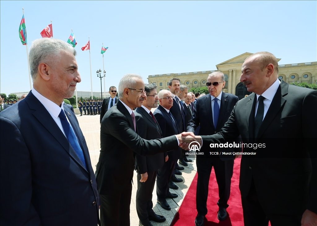 Cumhurbaşkanı Erdoğan, Azerbaycan Cumhurbaşkanı Aliyev tarafından resmi törenle karşılandı