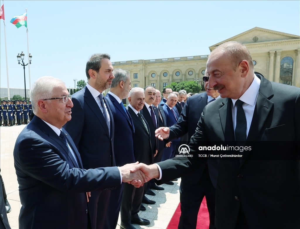 Cumhurbaşkanı Erdoğan, Azerbaycan Cumhurbaşkanı Aliyev tarafından resmi törenle karşılandı