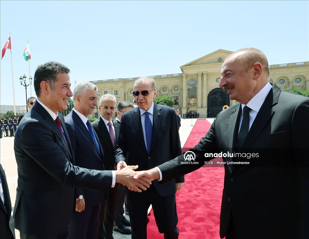 Cumhurbaşkanı Erdoğan, Azerbaycan Cumhurbaşkanı Aliyev tarafından resmi törenle karşılandı