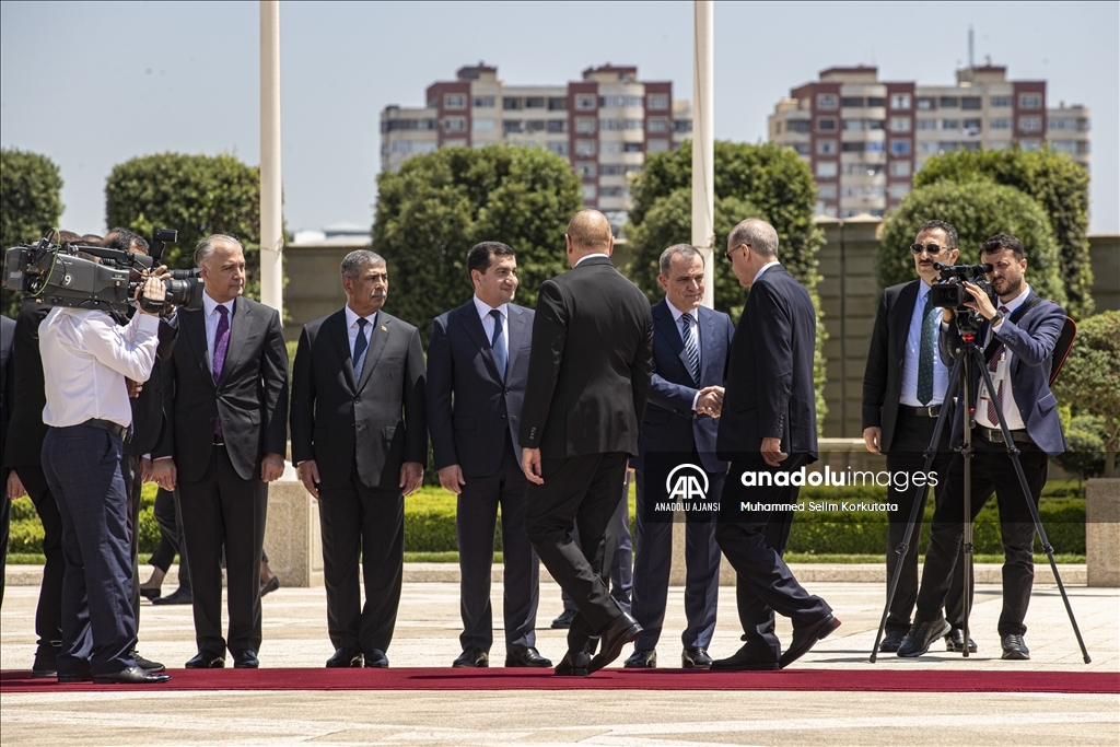 Cumhurbaşkanı Erdoğan, Azerbaycan Cumhurbaşkanı Aliyev tarafından resmi törenle karşılandı