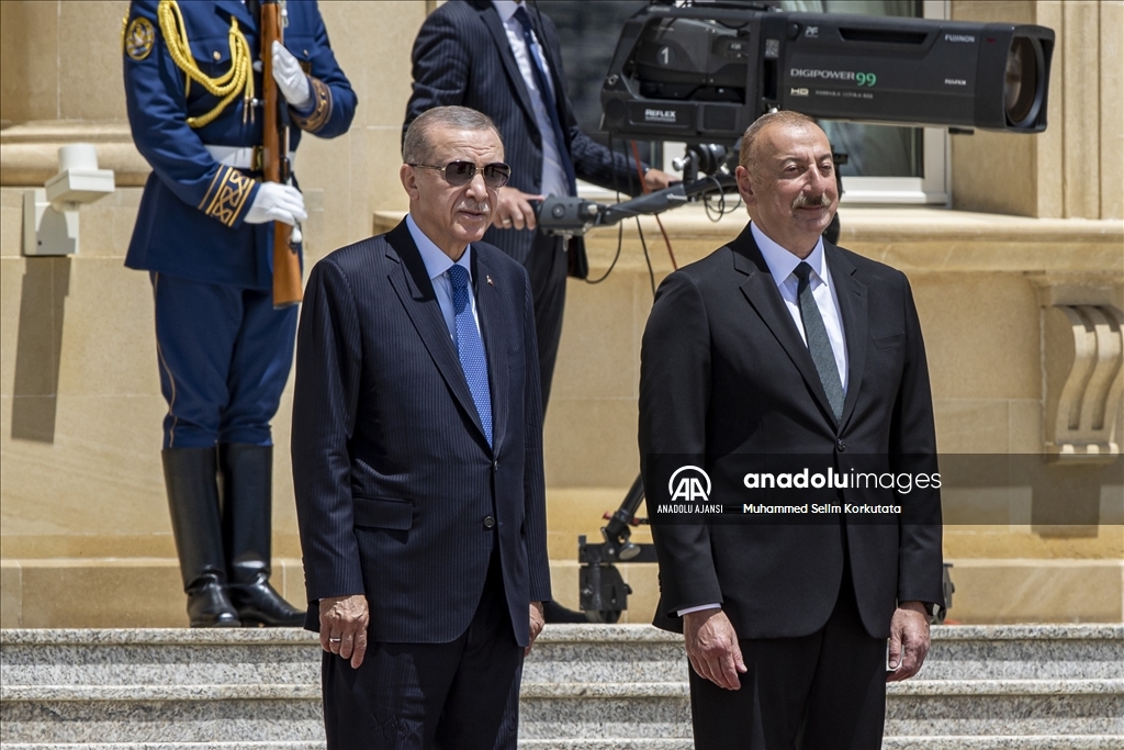Cumhurbaşkanı Erdoğan, Azerbaycan Cumhurbaşkanı Aliyev tarafından resmi törenle karşılandı