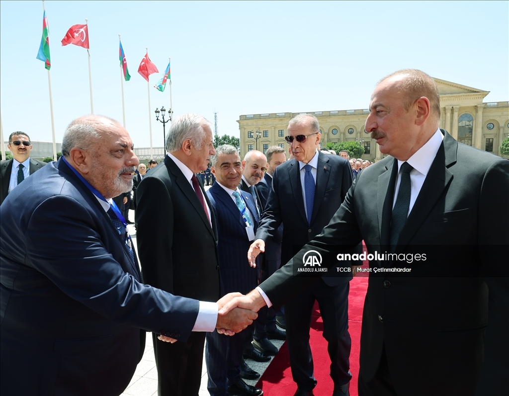 Cumhurbaşkanı Erdoğan, Azerbaycan Cumhurbaşkanı Aliyev tarafından resmi törenle karşılandı