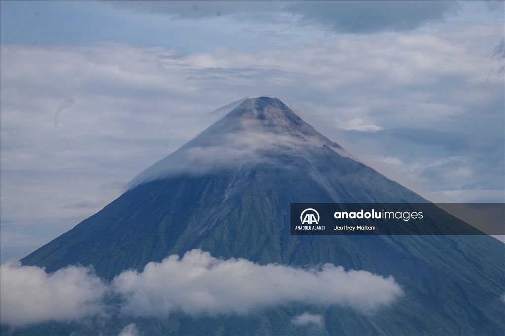 Filipinler'de patlaması ihtimaline karşı Mayon Yanardağı çevresinde tahliyeler başladı