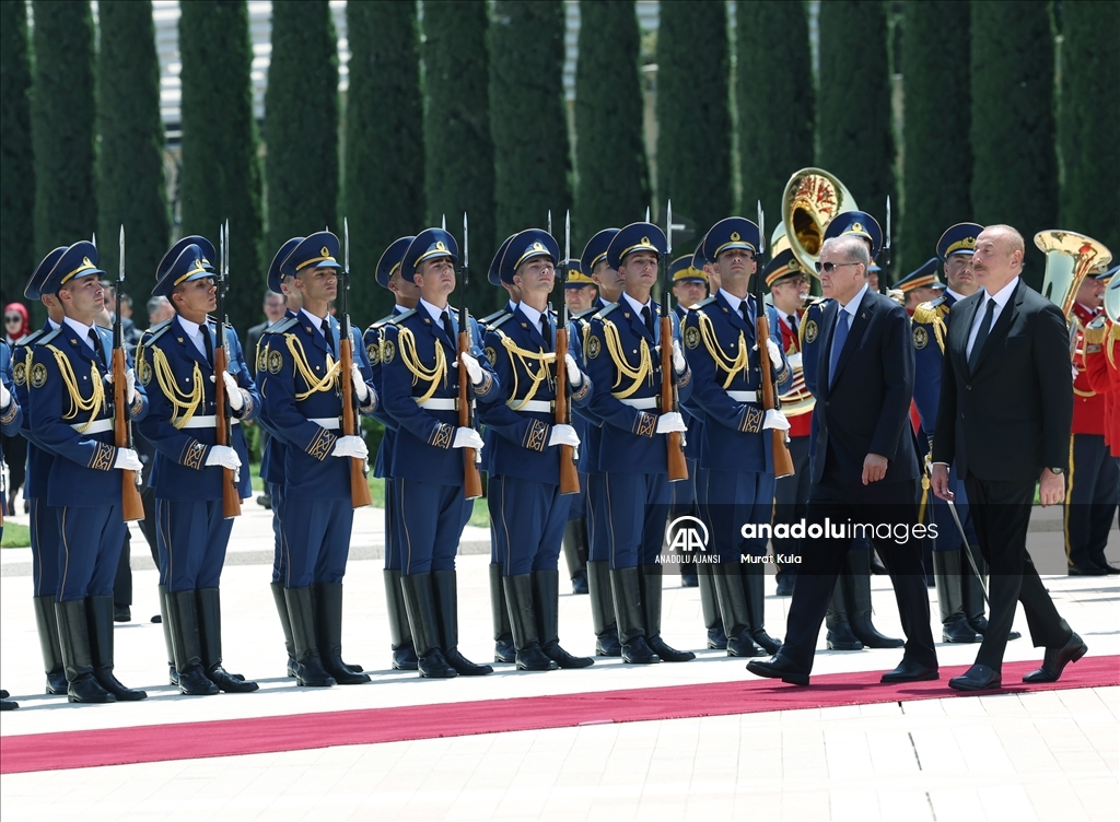 Cumhurbaşkanı Erdoğan, Azerbaycan Cumhurbaşkanı Aliyev tarafından resmi törenle karşılandı