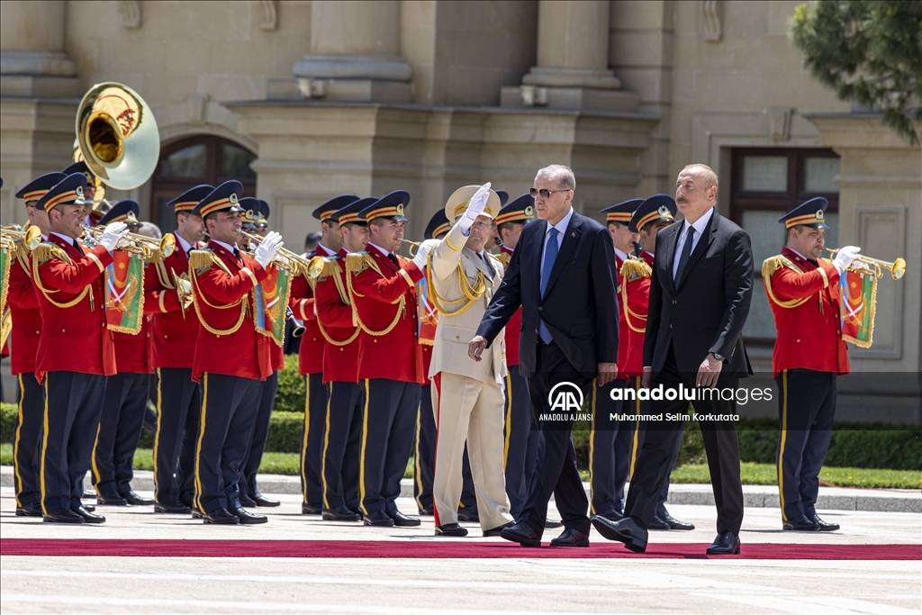 Cumhurbaşkanı Erdoğan, Azerbaycan Cumhurbaşkanı Aliyev tarafından resmi törenle karşılandı
