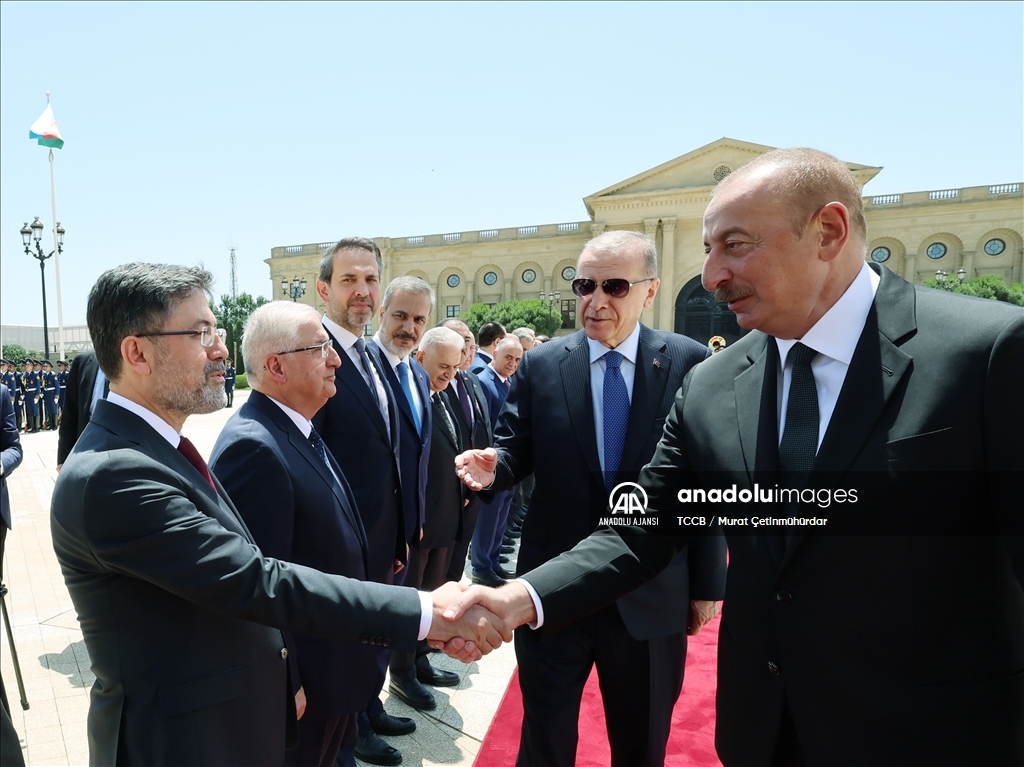 Cumhurbaşkanı Erdoğan, Azerbaycan Cumhurbaşkanı Aliyev tarafından resmi törenle karşılandı