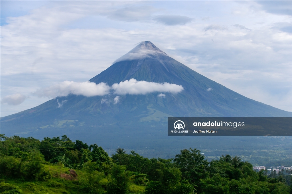 Filipinler'de patlaması ihtimaline karşı Mayon Yanardağı çevresinde tahliyeler başladı