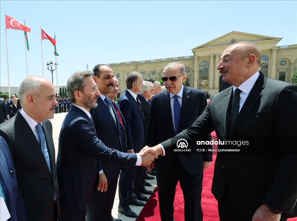 Cumhurbaşkanı Erdoğan, Azerbaycan Cumhurbaşkanı Aliyev tarafından resmi törenle karşılandı