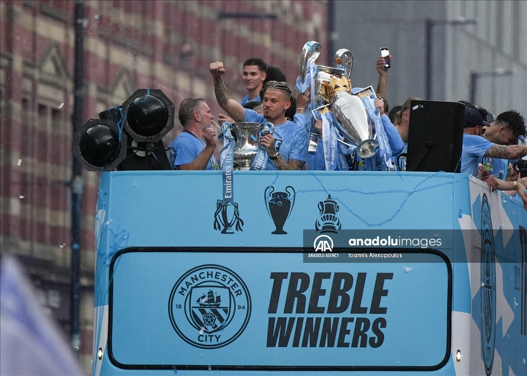 Parade "treble winner" birukan kota Manchester