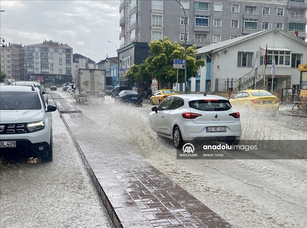 Kırşehir'de sağanak hayatı olumsuz etkiledi