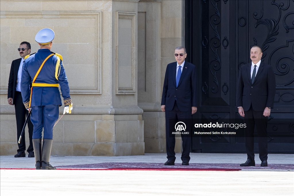 Cumhurbaşkanı Erdoğan, Azerbaycan Cumhurbaşkanı Aliyev tarafından resmi törenle karşılandı