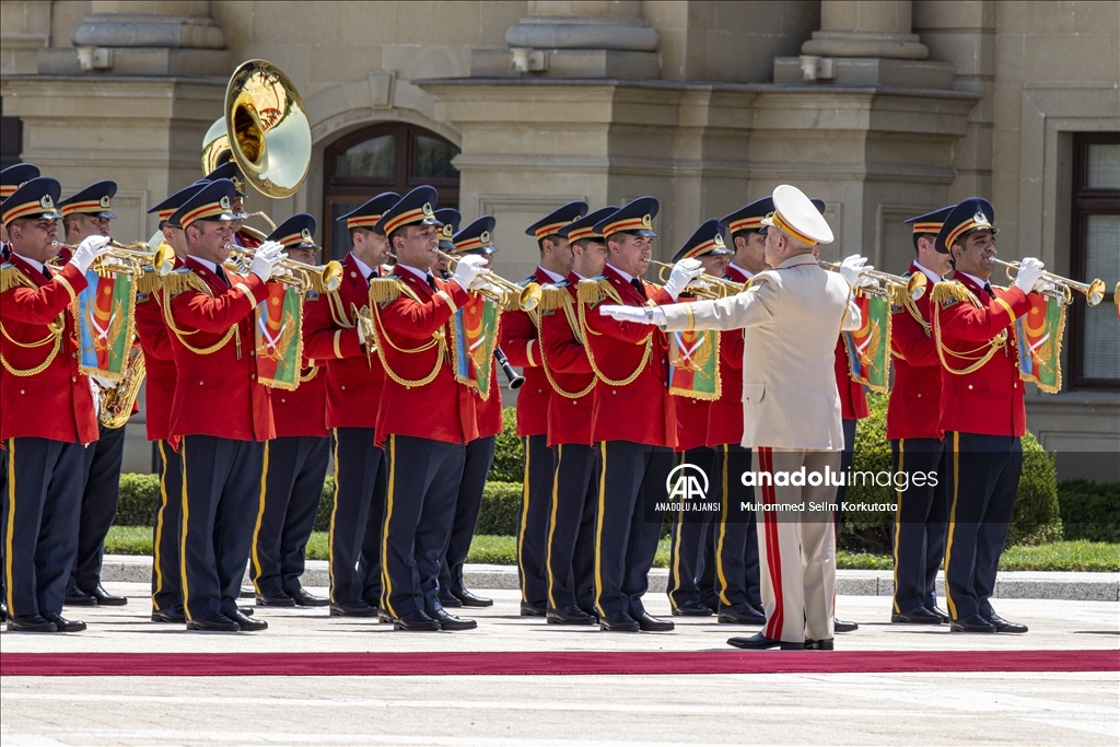 Cumhurbaşkanı Erdoğan, Azerbaycan Cumhurbaşkanı Aliyev tarafından resmi törenle karşılandı