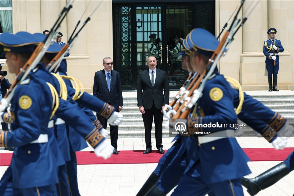 Cumhurbaşkanı Erdoğan, Azerbaycan Cumhurbaşkanı Aliyev tarafından resmi törenle karşılandı