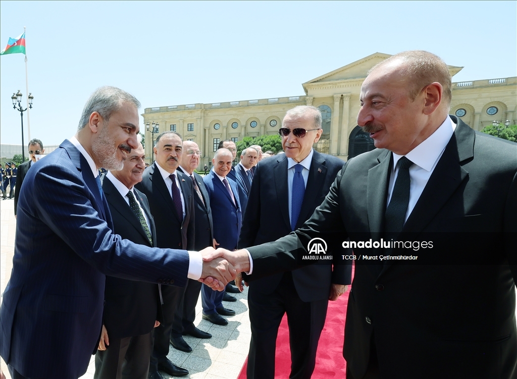 Cumhurbaşkanı Erdoğan, Azerbaycan Cumhurbaşkanı Aliyev tarafından resmi törenle karşılandı