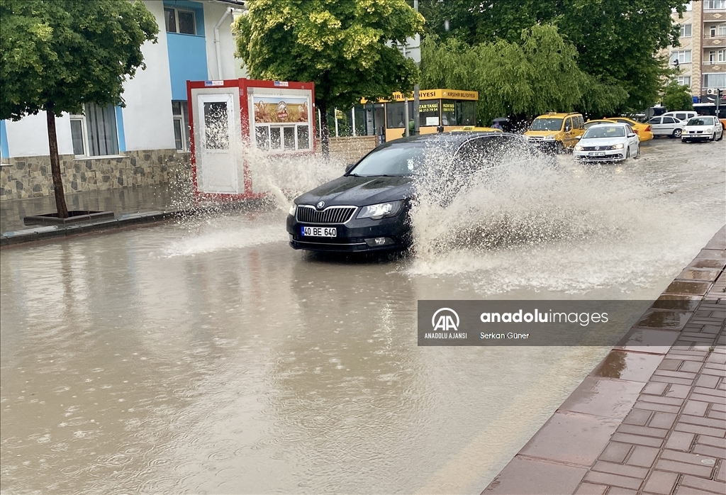 Kırşehir'de sağanak hayatı olumsuz etkiledi