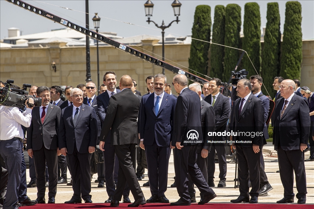 Cumhurbaşkanı Erdoğan, Azerbaycan Cumhurbaşkanı Aliyev tarafından resmi törenle karşılandı