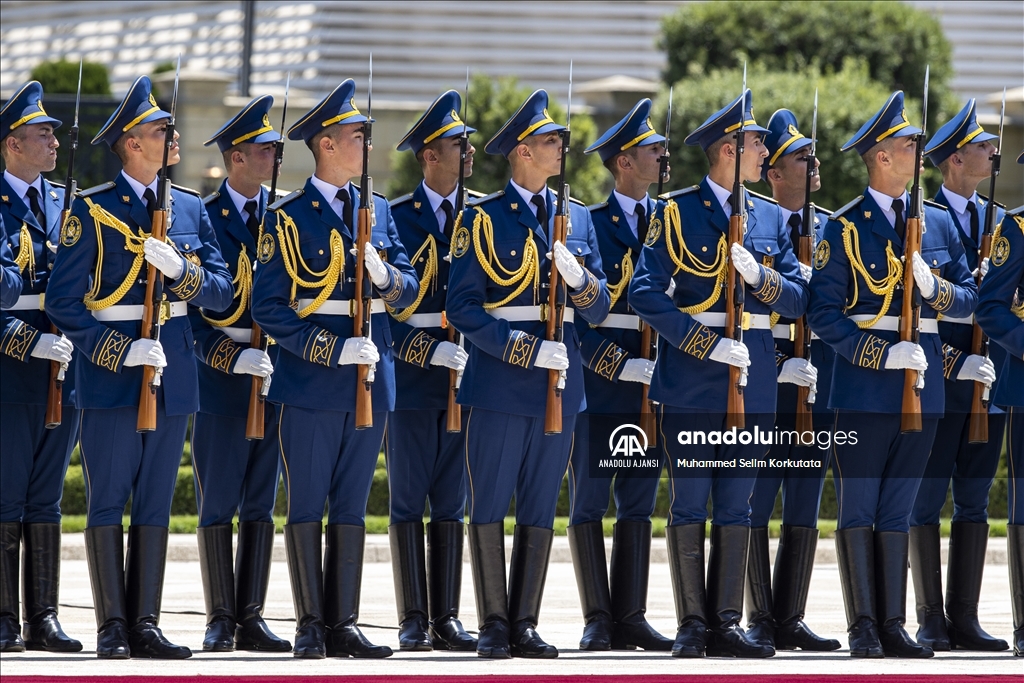 Cumhurbaşkanı Erdoğan, Azerbaycan Cumhurbaşkanı Aliyev tarafından resmi törenle karşılandı