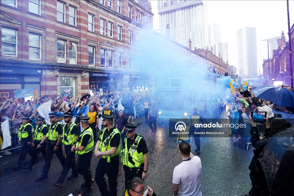 Parade "treble winner" birukan kota Manchester