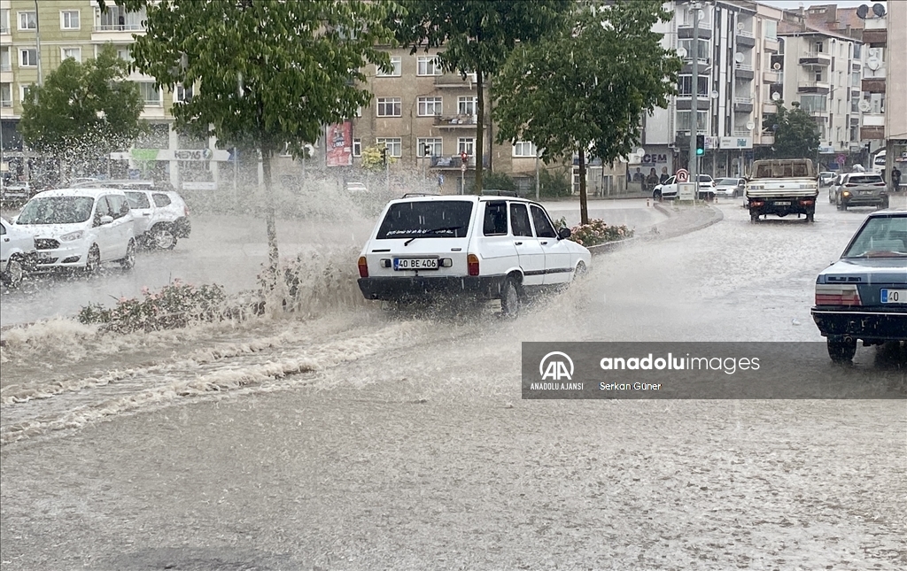 Kırşehir'de sağanak hayatı olumsuz etkiledi