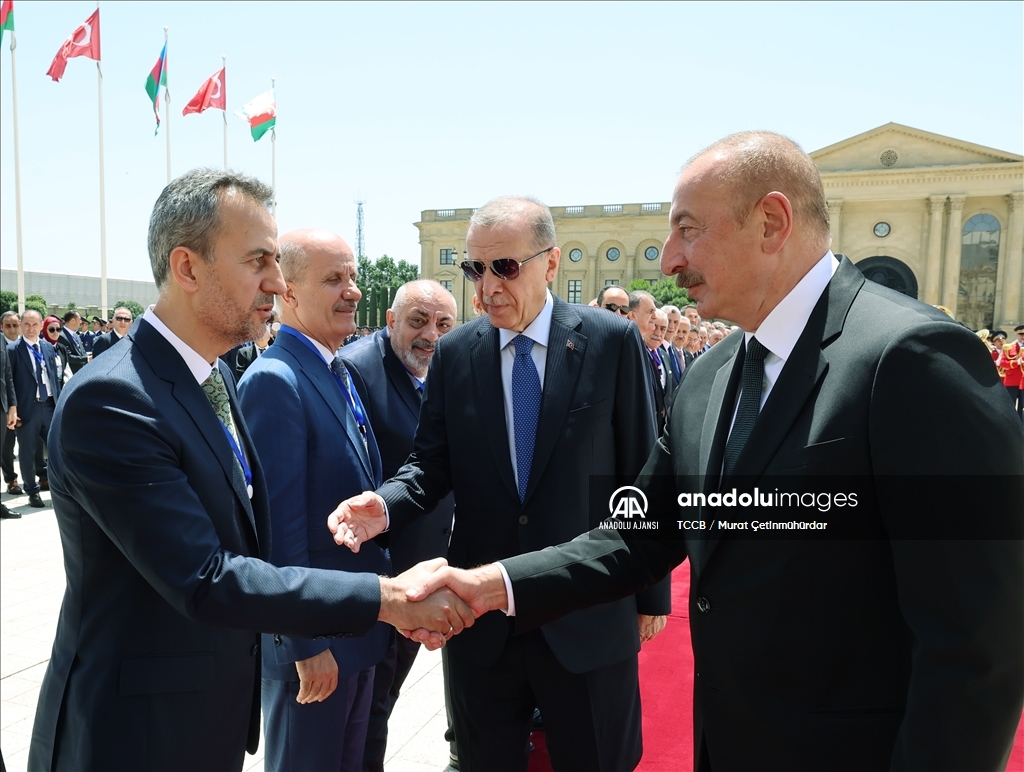 Cumhurbaşkanı Erdoğan, Azerbaycan Cumhurbaşkanı Aliyev tarafından resmi törenle karşılandı