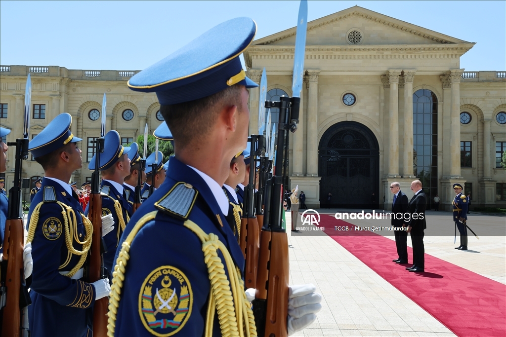 Cumhurbaşkanı Erdoğan, Azerbaycan Cumhurbaşkanı Aliyev tarafından resmi törenle karşılandı