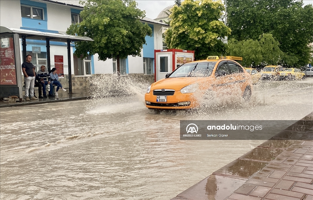 Kırşehir'de sağanak hayatı olumsuz etkiledi
