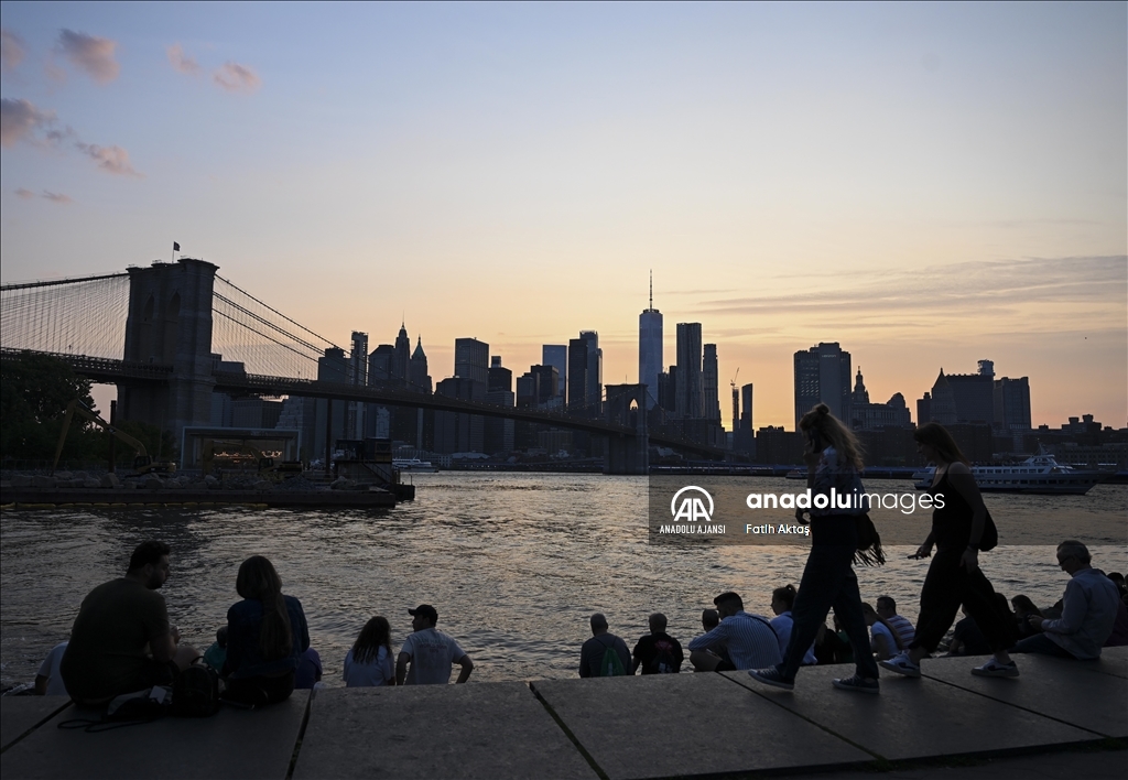 New York'ta Brooklyn Köprüsü ve gün batımı