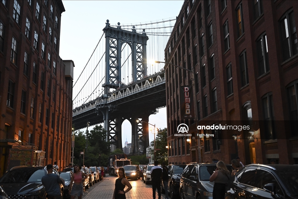New York'ta Brooklyn Köprüsü ve gün batımı