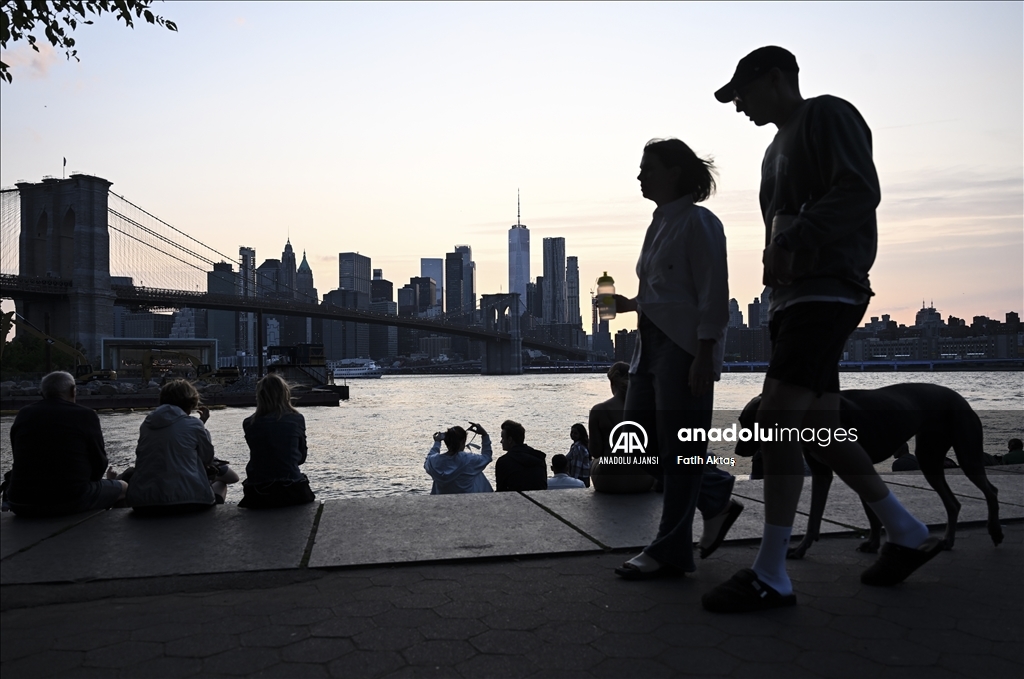 New York'ta Brooklyn Köprüsü ve gün batımı