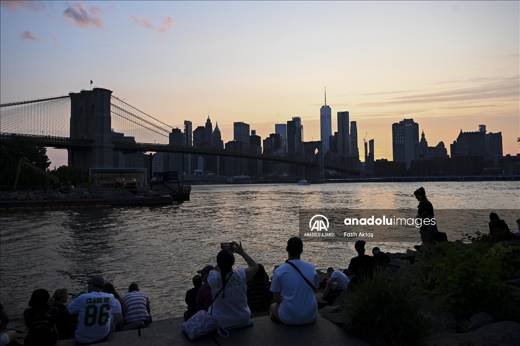 New York'ta Brooklyn Köprüsü ve gün batımı