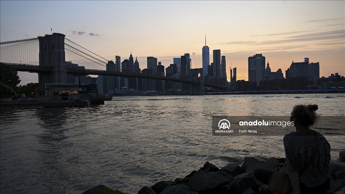 New York'ta Brooklyn Köprüsü ve gün batımı