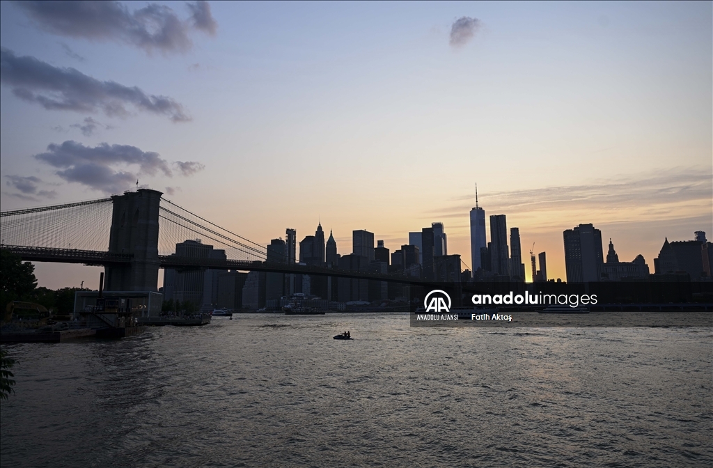 New York'ta Brooklyn Köprüsü ve gün batımı