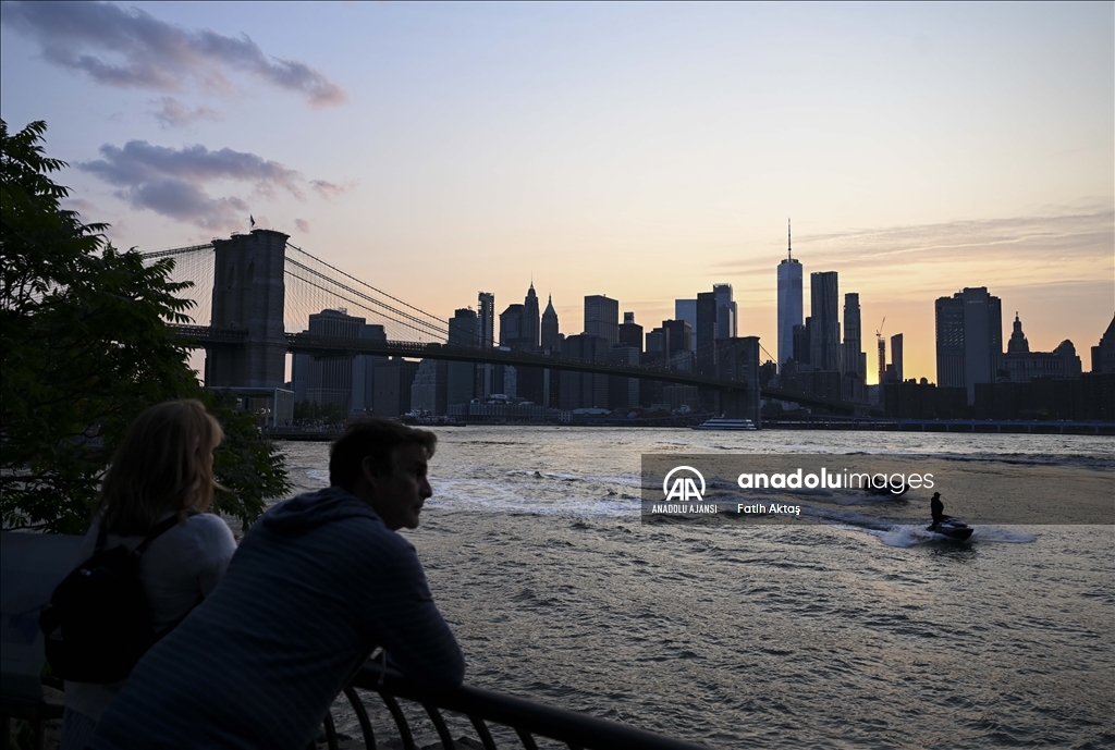 New York'ta Brooklyn Köprüsü ve gün batımı