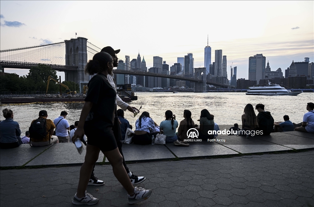 New York'ta Brooklyn Köprüsü ve gün batımı