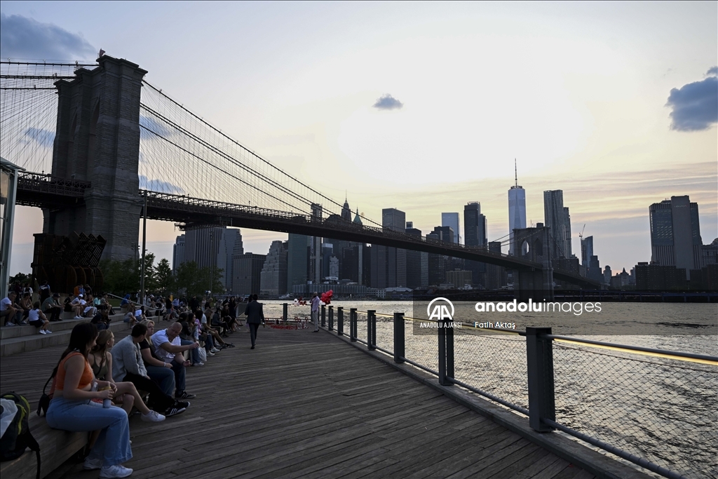 New York'ta Brooklyn Köprüsü ve gün batımı