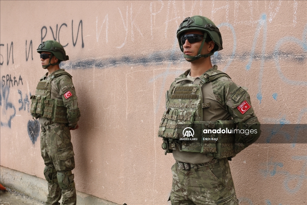 Mehmetçik, Kosova'nın kuzeyindeki Zubin Potok'ta güvenliği sağlıyor