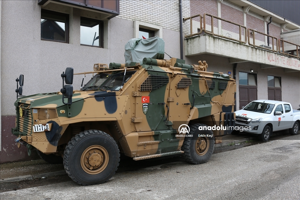 Mehmetçik, Kosova'nın kuzeyindeki Zubin Potok'ta güvenliği sağlıyor