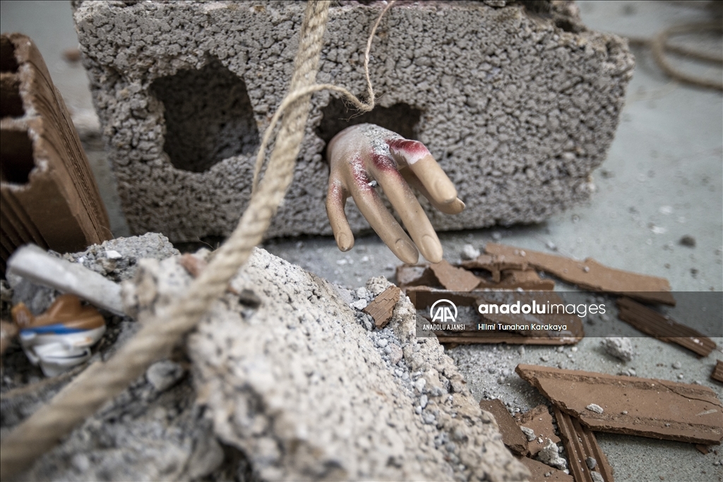 Depremin hissettirdiklerini sanatıyla anlattı