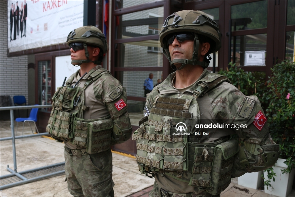 Mehmetçik, Kosova'nın kuzeyindeki Zubin Potok'ta güvenliği sağlıyor