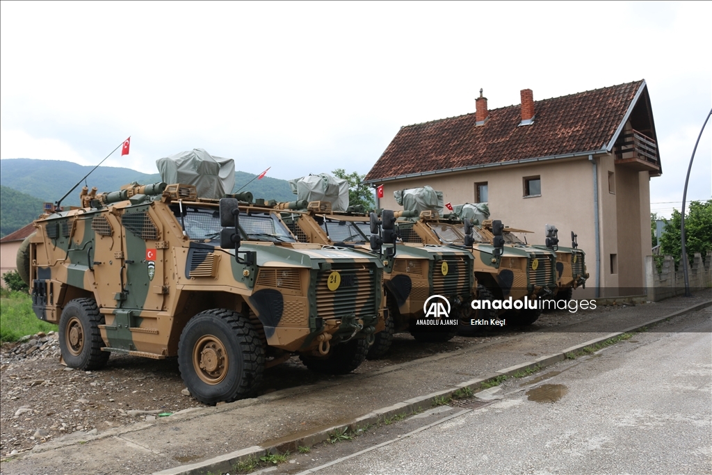 Mehmetçik, Kosova'nın kuzeyindeki Zubin Potok'ta güvenliği sağlıyor
