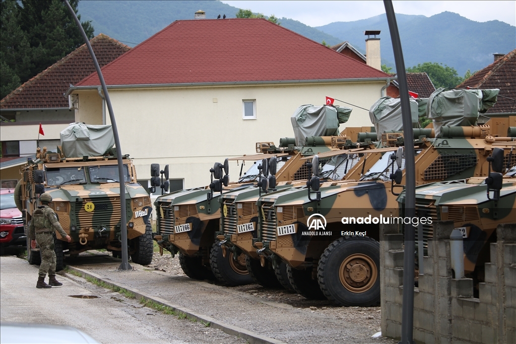 Mehmetçik, Kosova'nın kuzeyindeki Zubin Potok'ta güvenliği sağlıyor