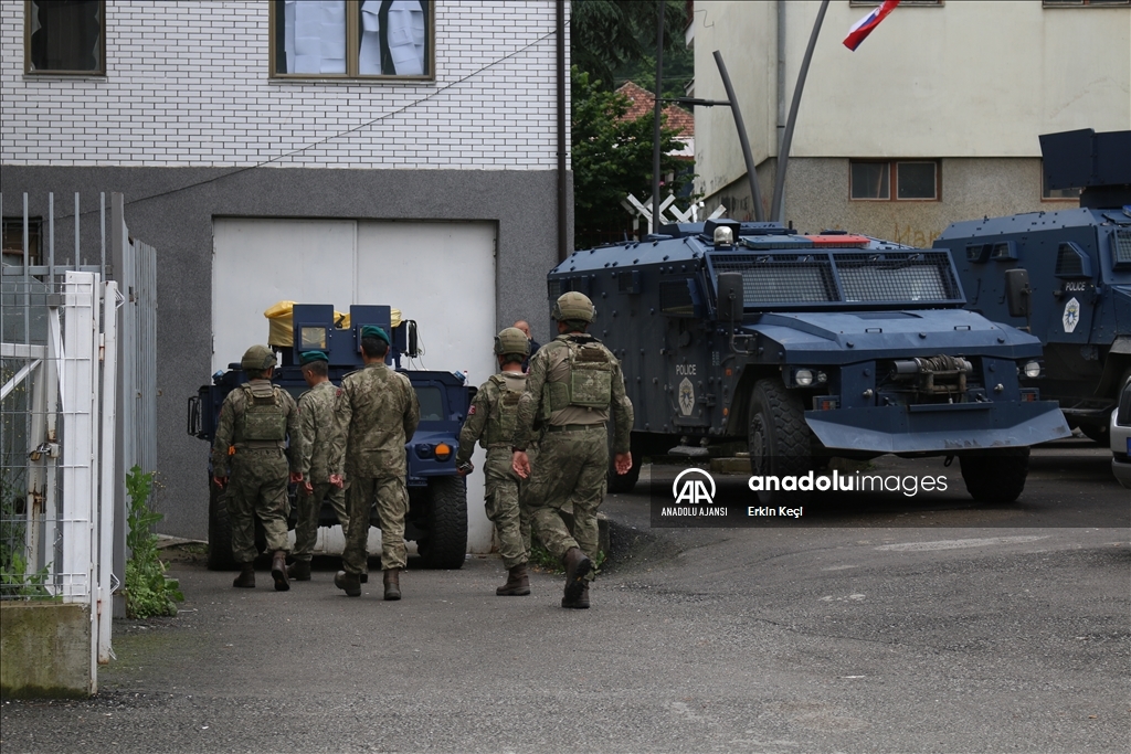 Mehmetçik, Kosova'nın kuzeyindeki Zubin Potok'ta güvenliği sağlıyor