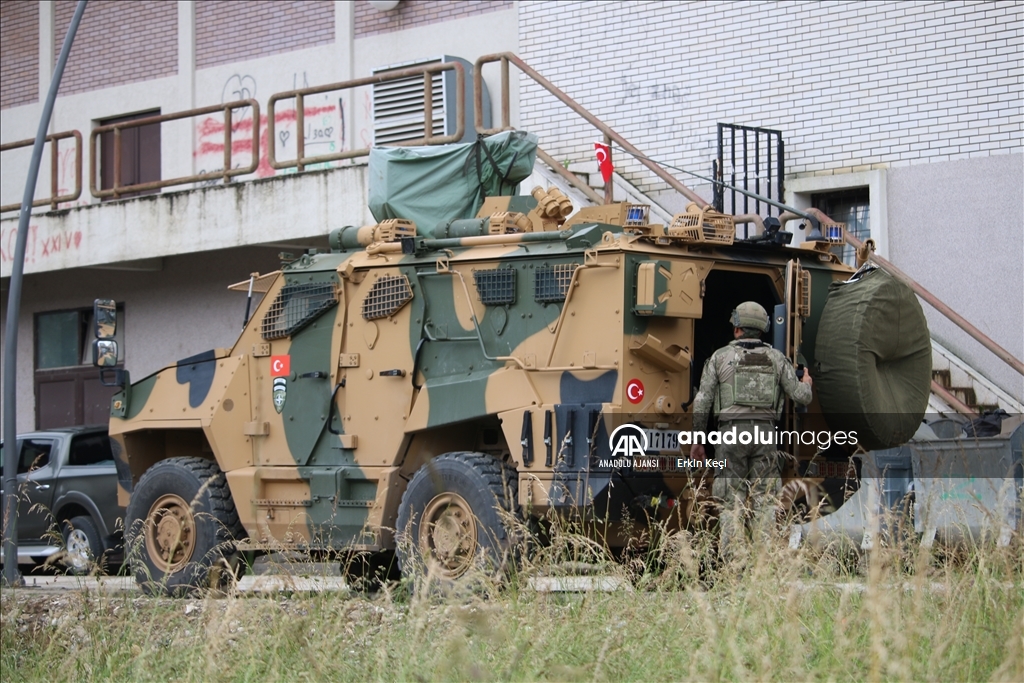 Mehmetçik, Kosova'nın kuzeyindeki Zubin Potok'ta güvenliği sağlıyor