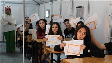 Depremin vurduğu illerde öğrenciler karnelerini aldı