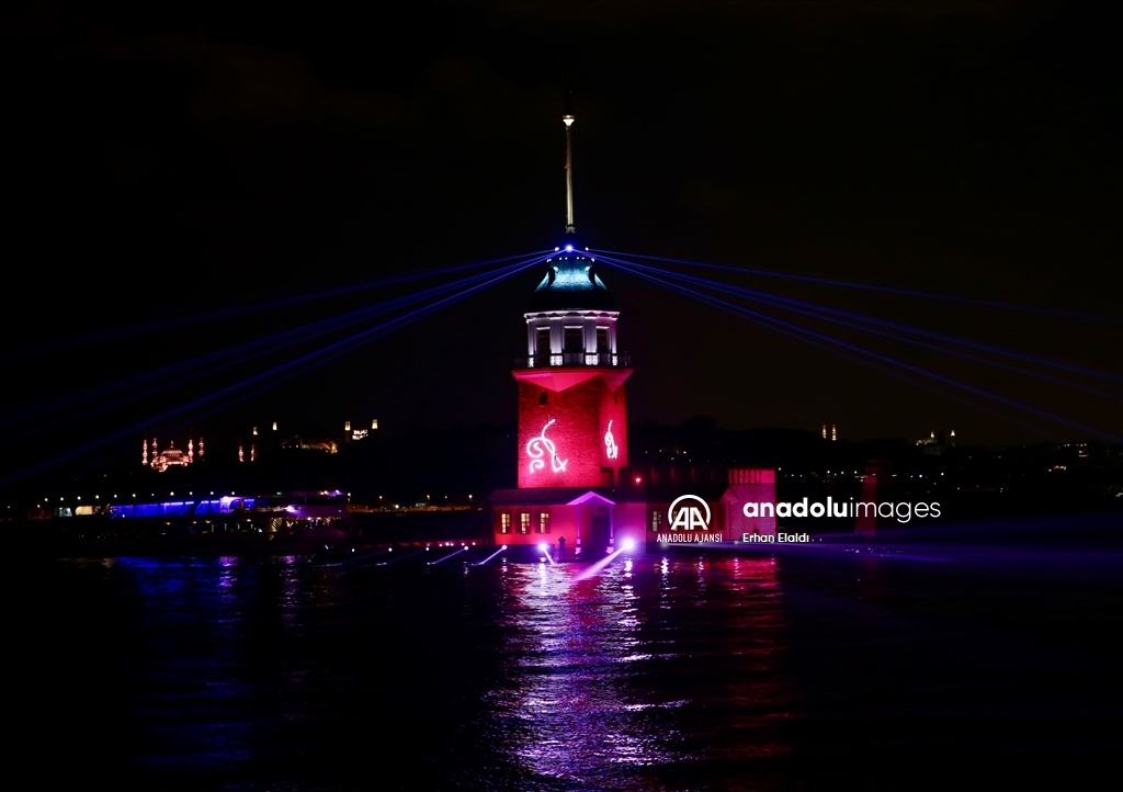 Kız Kulesi ile Galata Kulesi'nde her akşam ışık ve lazer gösterisi yapılıyor